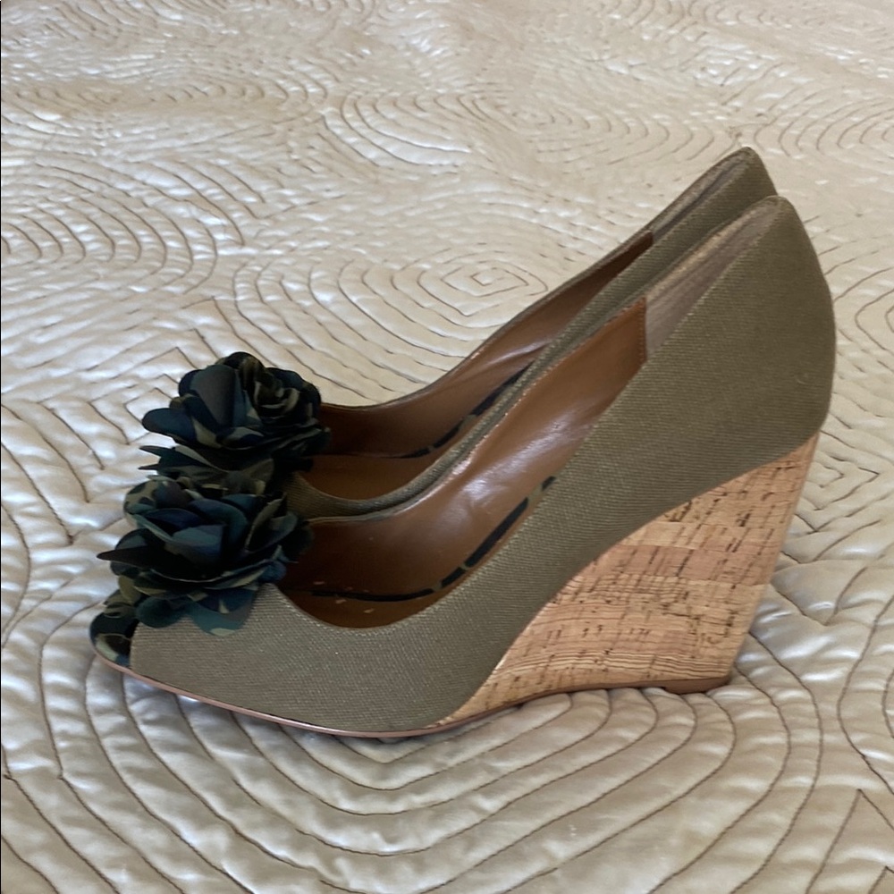 Beverly Feldman Stylish Peep-Toe lWedge Heels